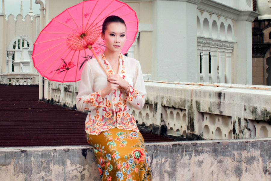 The Craftsmanship and Stories Behind Retro Outfits in Singapore